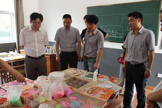 “六一”节县长慰问岱东小学生