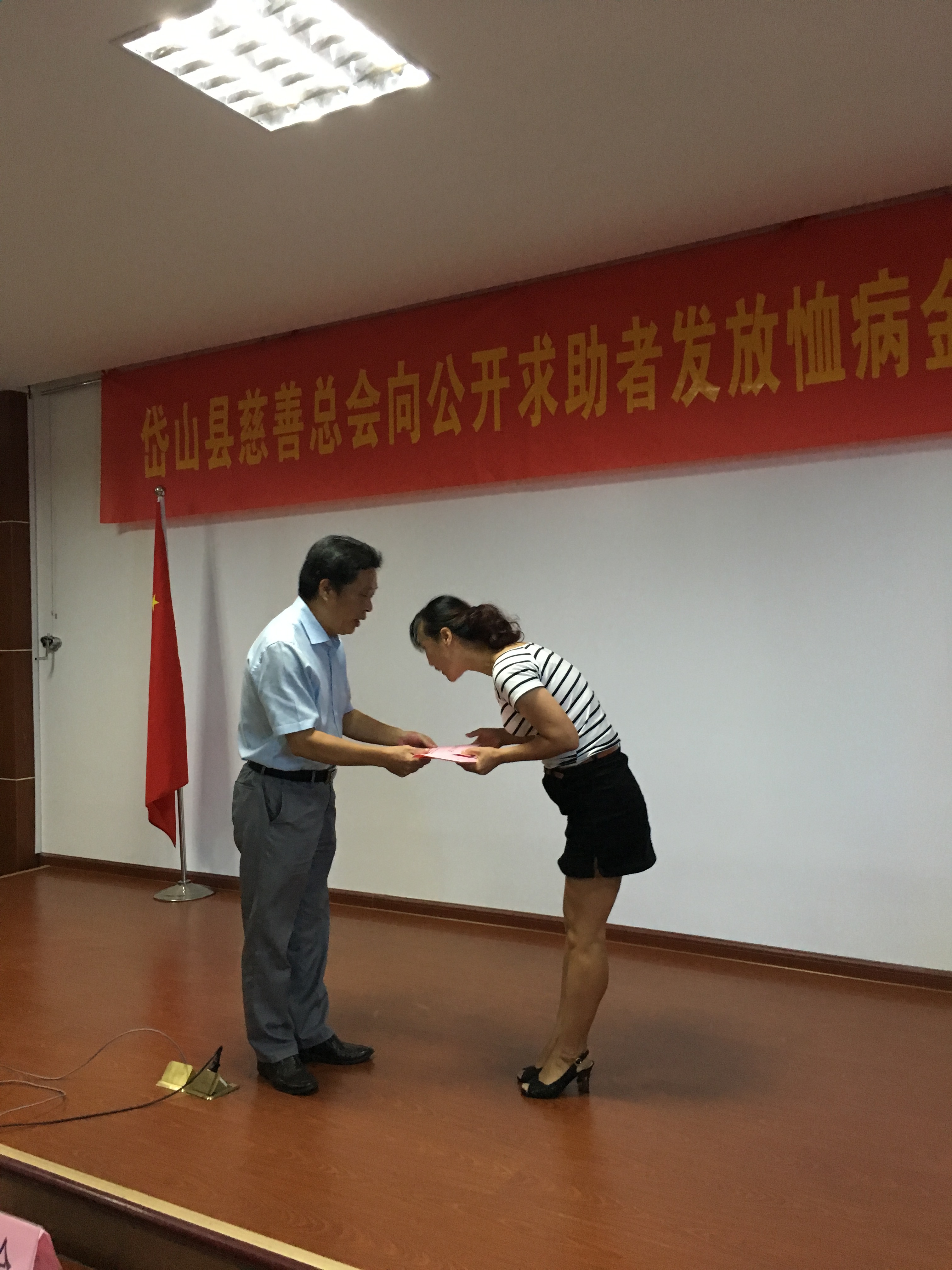 发放恤病金，为15户求助家庭雪中送炭