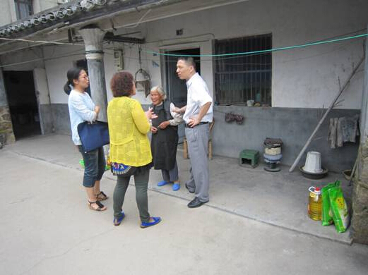 岱东镇领导走访联系困难户