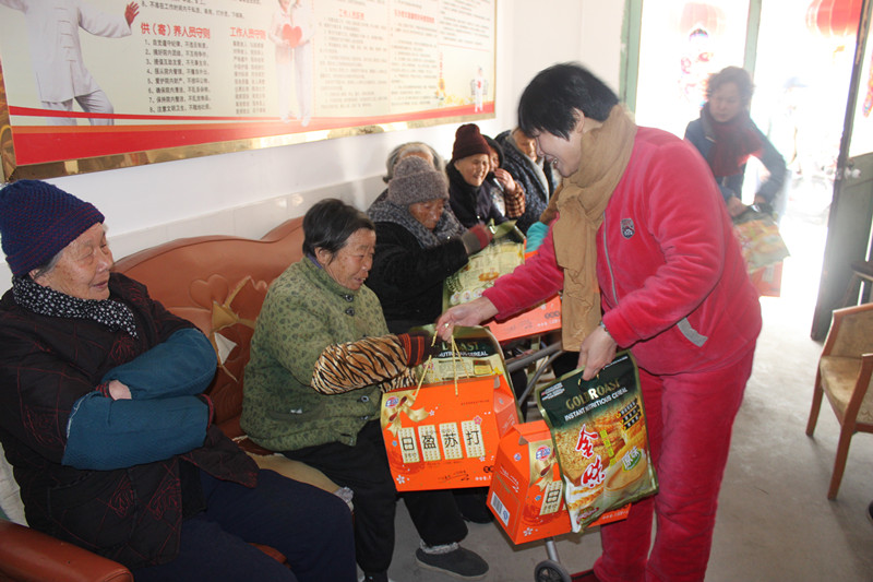 张赛琴：慰问东沙三家民办...